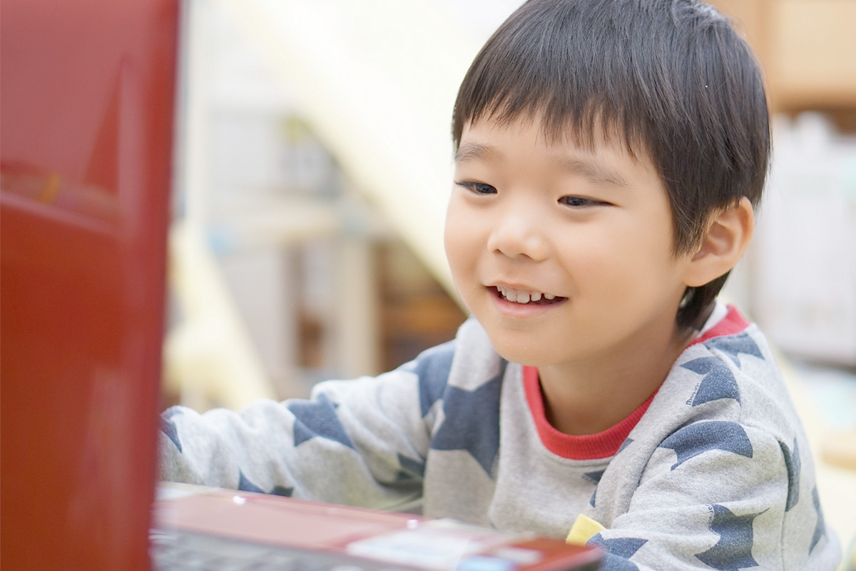 パソコンに取り組む子ども